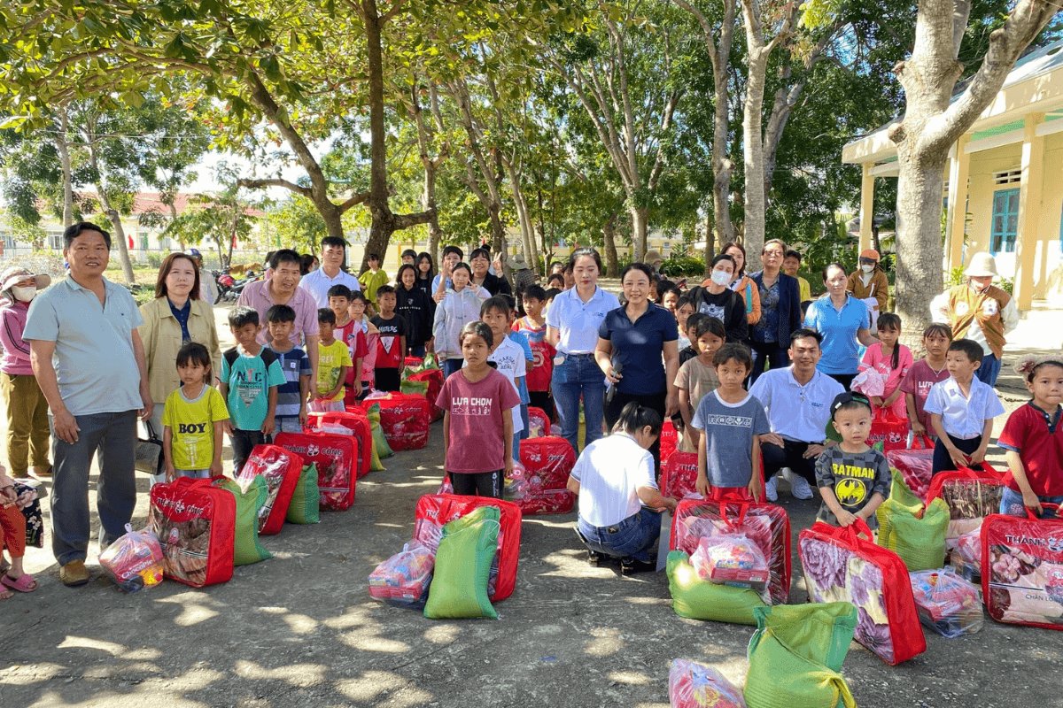 Gift-giving scene at Luong Son A Primary School