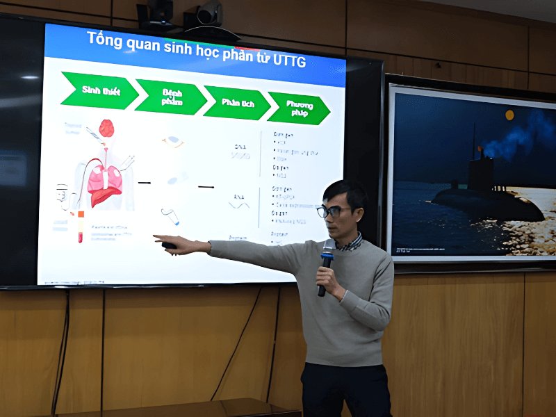 TS.BS. Nguyễn Thuận Lợi - Trưởng khoa SHPT và Gen trị liệu, Bệnh viện Bạch Mai trao đổi tại buổi sinh hoạt