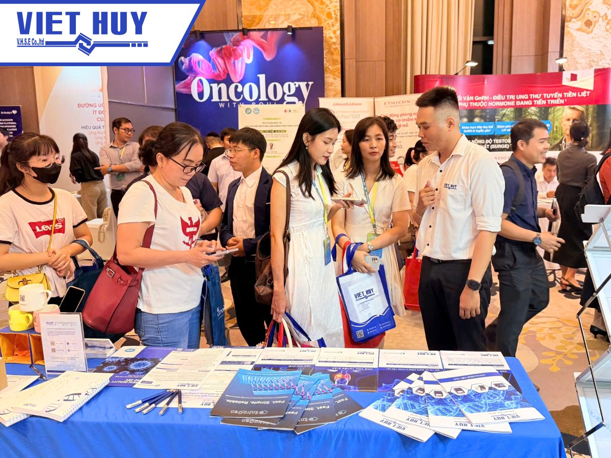 Tư vấn giải pháp tại gian hàng Việt Huy