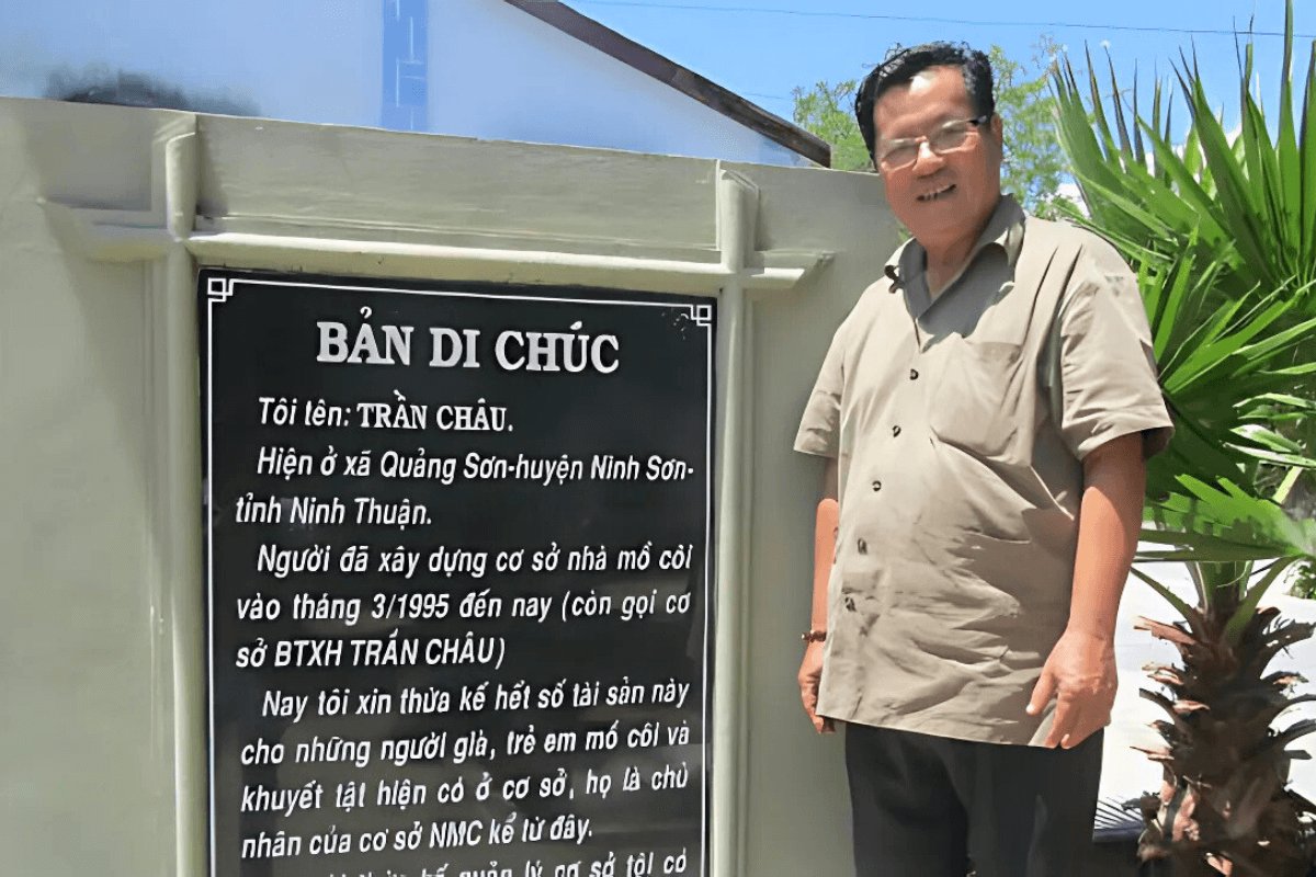 Mr. Tran Chau, founder of the Tran Chau Social Protection Center, beside the board displaying his will, reflecting his compassion for the community